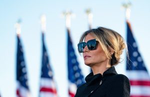 Melania Trump was conspicuously missing from family’s Christmas photo at Mar-a-Lago Melania Trump was conspicuously missing from family’s Christmas photo at Mar-a-Lago