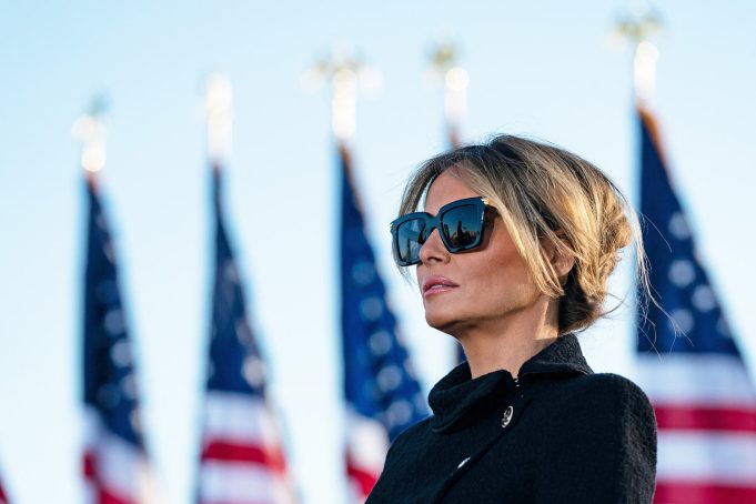 Melania Trump was conspicuously missing from family’s Christmas photo at Mar-a-Lago Melania Trump was conspicuously missing from family’s Christmas photo at Mar-a-Lago